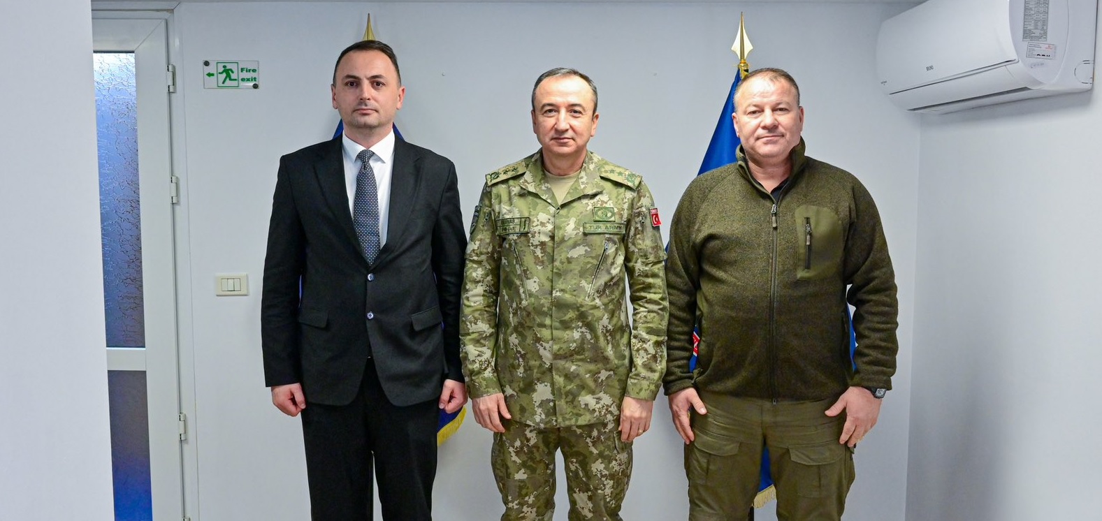 komandanti-i-kfor-it-takohet-me-shefin-e-aki-se-dhe-kreun-e-policise-se-kosoves