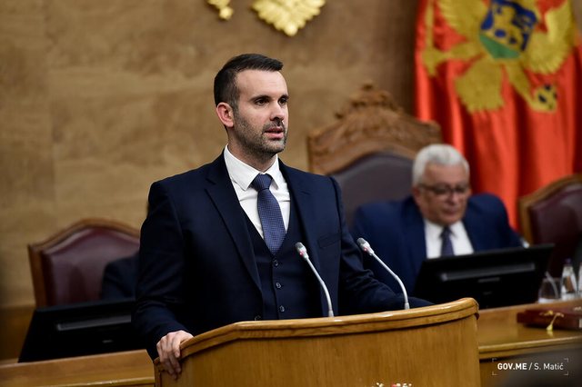 kryeministri-i-malit-te-zi-denon-dhunen-ndaj-shqiptareve:-keqardhje!-po-punojme-per-kapjen-e-autoreve