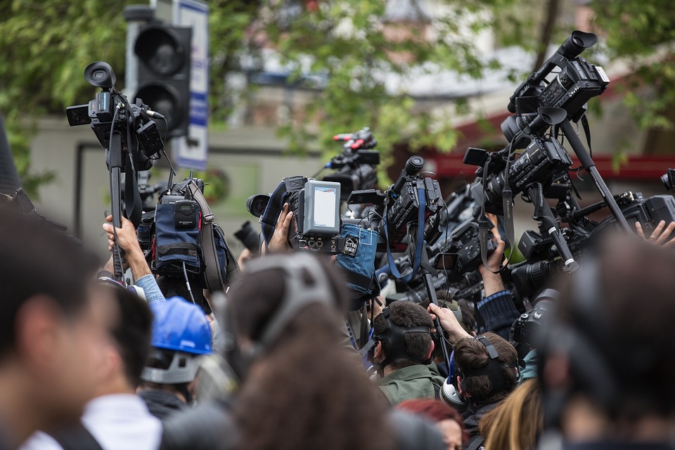 72-raste-te-sulmeve-dhe-kercenimeve-ndaj-gazetareve-pergjate-vitit-2023-ne-kosove