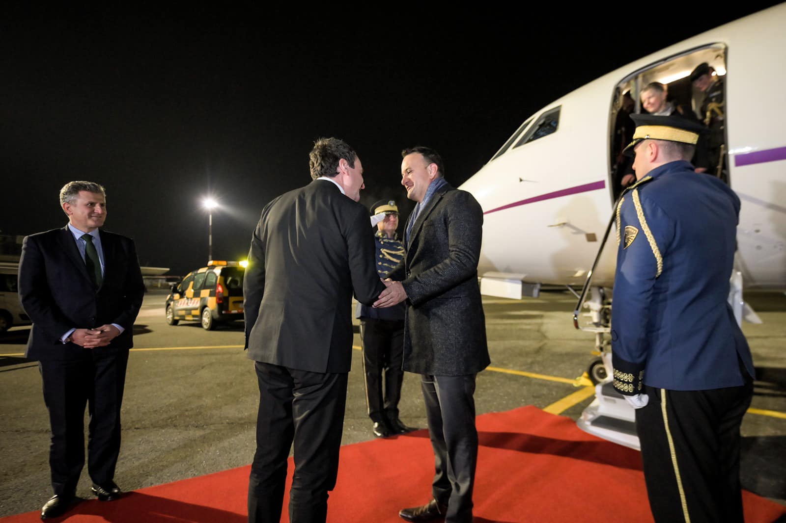 foto-/-kryeministri-irlandez-mberrin-ne-kosove,-kurti-e-pret-ne-aeroport