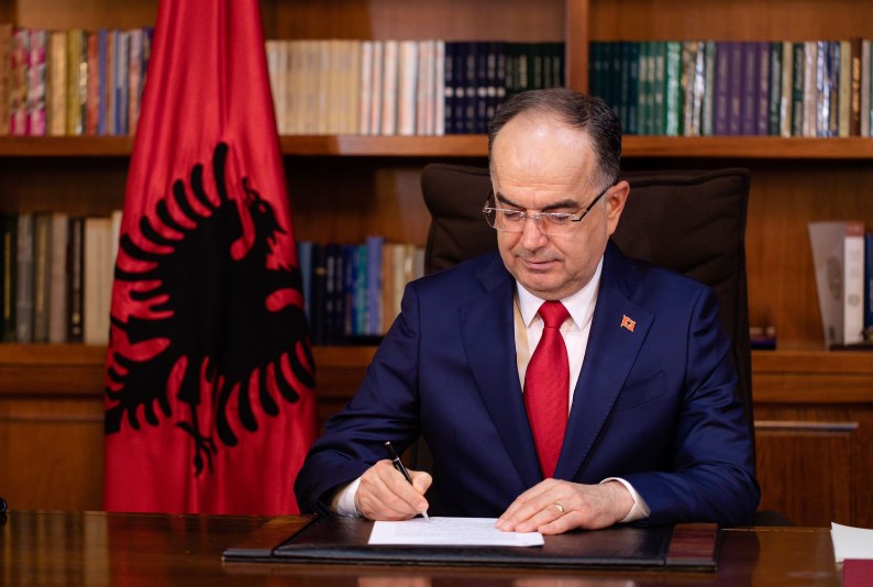 presidenti-i-shqiperise-uron-talat-xhaferin