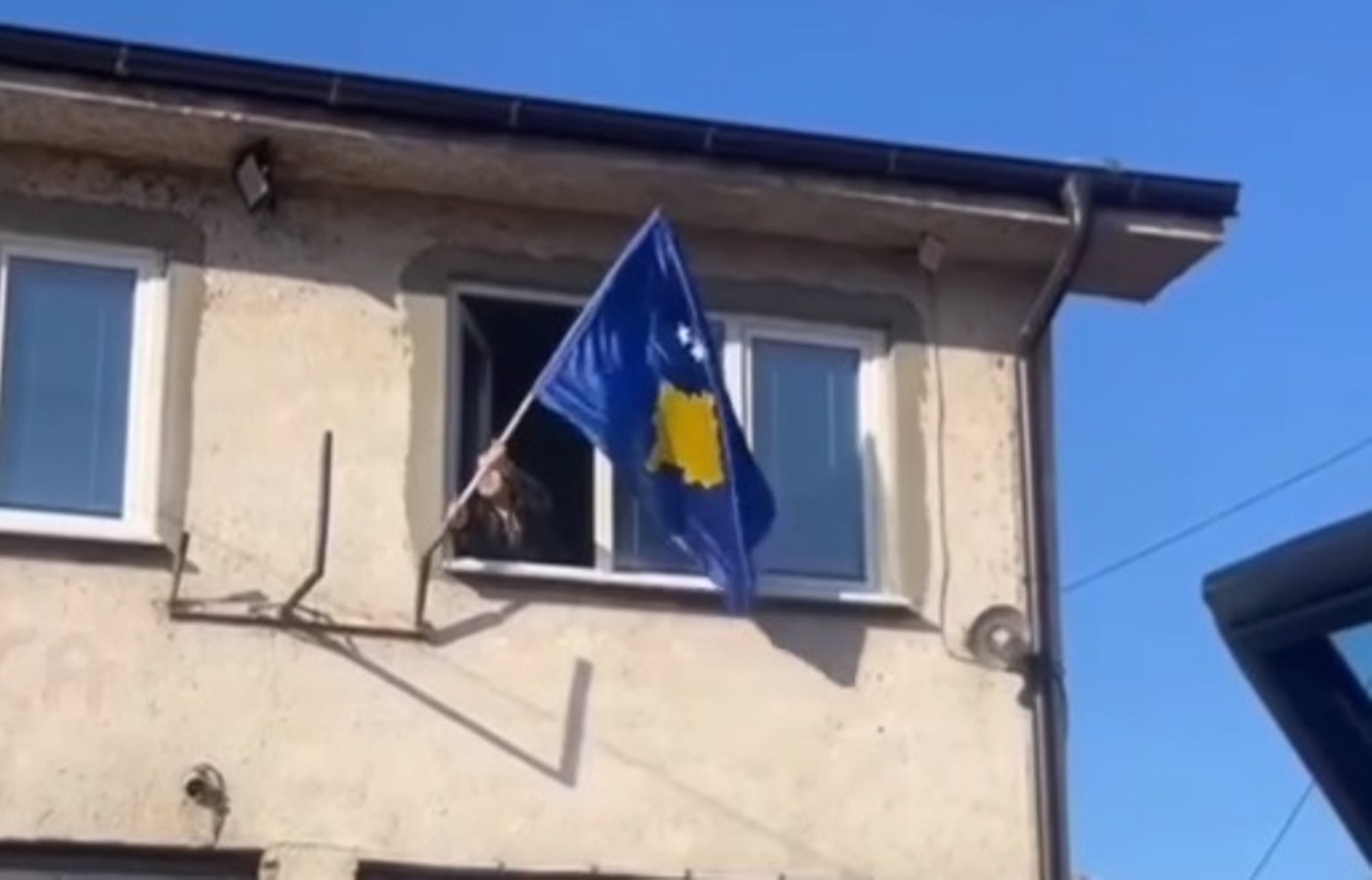 flamuri-i-kosoves-vendoset-ne-ndertesen-e-zjarrfikesve-ne-leposaviq