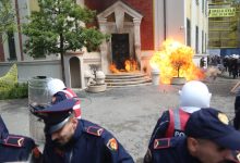 incidente-para-bashkise-se-tiranes,-protestuesit-hedhin-bomba-molotov,-nderhyn-policia