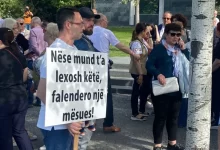 protesta-ne-shqiperi,-paralajmerohet-greve-nga-mesuesit