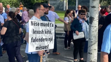 protesta-ne-shqiperi,-paralajmerohet-greve-nga-mesuesit