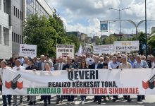 protestohet-ne-kosove,-sindikatat-akuzojne-qeverine-per-mashtrim