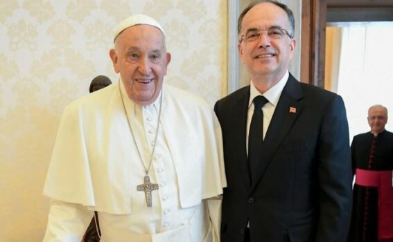 video/-presidenti-begaj-vizite-ne-vatikan,-pritet-nga-papa-francesku