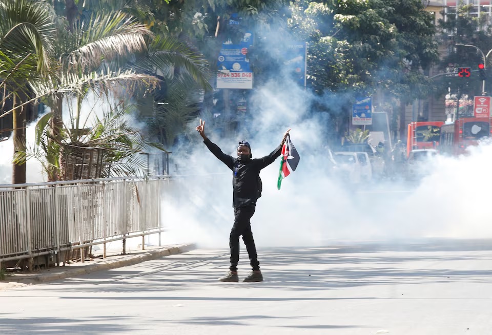 (foto)-parlamenti-kenian-ne-flake-/-shenohen-disa-te-vdekur,-protestuesit-hyjne-ne-ndertese