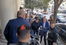 video/-me-pranga-ne-duar,-ish-ministri-ilir-beqaj-shoqerohet-nga-policia-ne-komisionin-e-“sterilizimit”