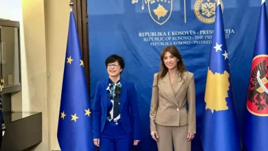haxhiu-pret-ne-nje-takim-komisioneren-per-zgjerim-te-be-se,-marta-kos