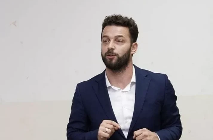 valon-ramadani-paralajmeron-padi-per-shpifje,-akuzon-“infokusin”-per-sulm-ndaj-tij-dhe-familjes
