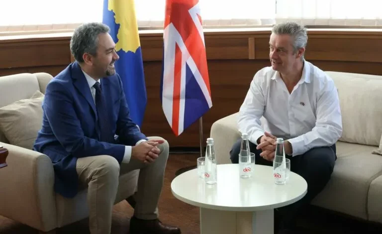 ambasadori-britanik-viziton-kqz-ne:-i-takon-popullit-te-kosoves-te-dale-dhe-te-votoje