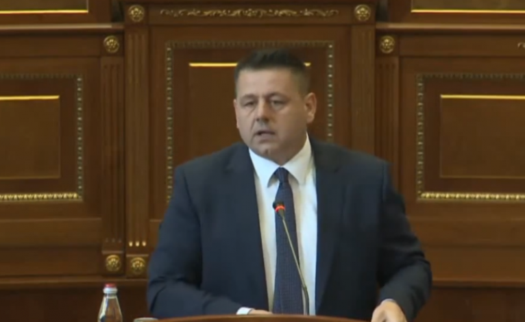 beke-berisha-dhe-burim-ramadani-mbesin-jashte-kuvendit,-shkak-kuota-gjinore