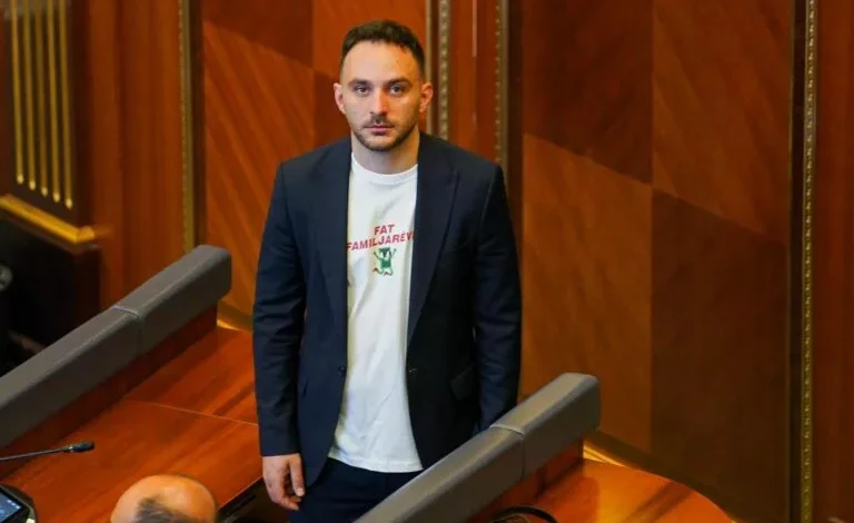 pakenaqesite-ne-ldk,-lajmerohet-paris-guri-godet-disa-nga-bashkepartiaket-e-tij