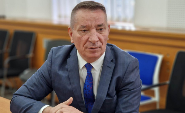 lekaj-thote-se-aak-s’behet-“paterice”-e-kurtit,-nuk-hyn-ne-qeveri-me-vv-ne