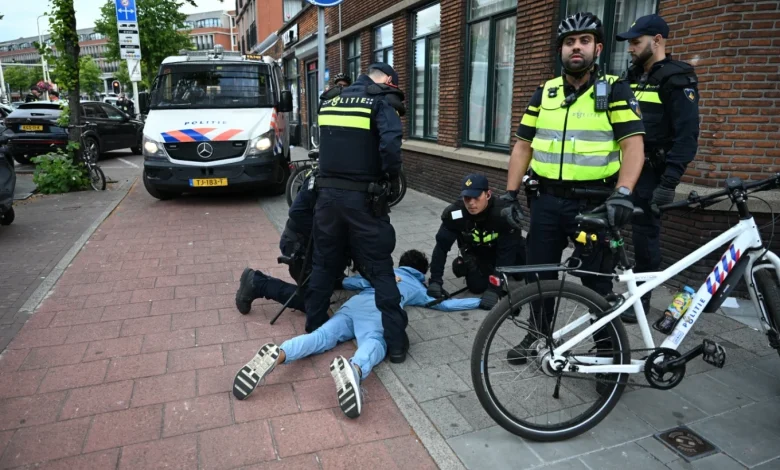 tifozet-perleshen-me-policine-ne-hage-pas-fitores-se-marokut-ndaj-holandes