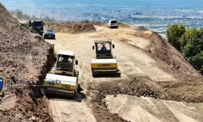 vazhdojne-punimet-ne-rrugen-korishe-kabash,-projekti-prej-mbi-4-milione-eurosh-pritet-te-permiresoje-lidhjen-dhe-sigurine-rrugore