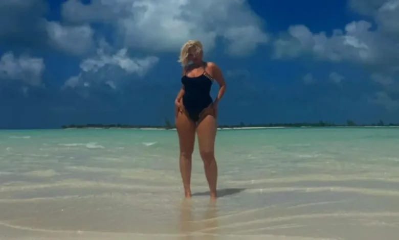 pa-komplekse,-keshtu-shfaq-tulat-bebe-rexha-ne-bikini-gjate-pushimeve-ne-ibiza