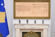 figura-e-adem-demacit-i-shtohet-figurave-kombetare-ne-zyren-e-presidentit