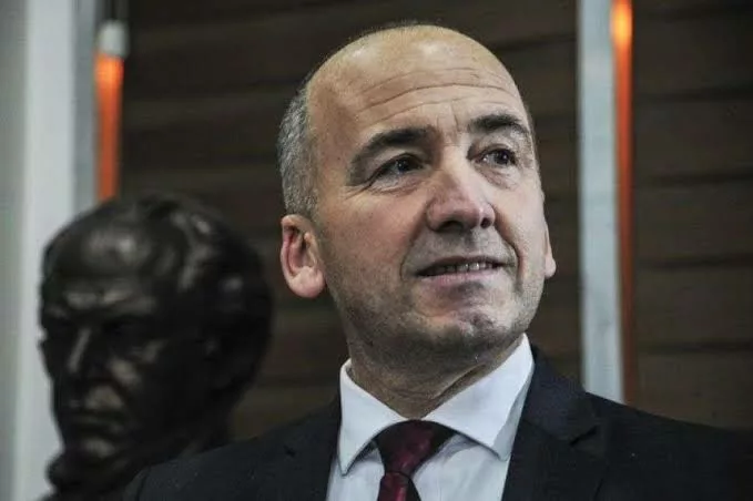muhaxheri-jep-detaje-nga-brenda-salles:-po-votojne-delegatet-e-mitrovices,-procesi-duket-demokratik