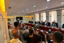 haxhiu-pret-ne-nje-takim-perfaqesuesit-e-partive-politike-per-seancen-konstituive