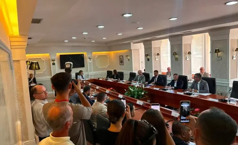 haxhiu-pret-ne-nje-takim-perfaqesuesit-e-partive-politike-per-seancen-konstituive