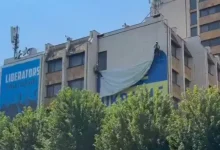pas-deklaratave-te-zelenskit-ne-beograd,-hiqet-flamuri -i-ukraines-qe-ishte-i-vendosur-ne-qender-te-prishtines