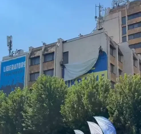 pas-deklaratave-te-zelenskit-ne-beograd,-hiqet-flamuri -i-ukraines-qe-ishte-i-vendosur-ne-qender-te-prishtines
