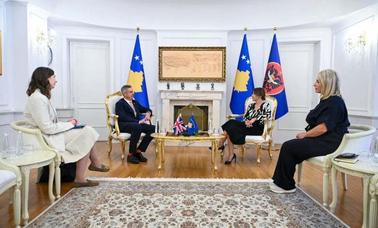 presidentja-(ud.)-haxhiu-takon-hargreaves-in,-flasin-per-‘‘nevojen-e-dialogut-politik’’-per-dalje-nga-ngerci-institucional