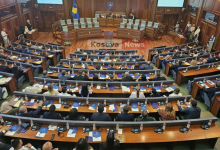 ambasada-e-shba-thirrje-krereve-te-partive:-punoni-per-t’i-formuar-institucionet,-ngerci-po-i-kushton-kosoves