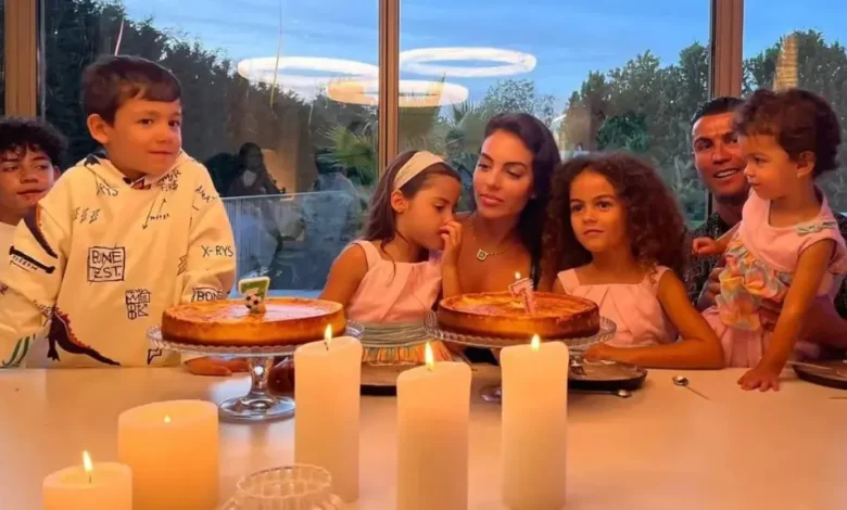 georgina-rodriguez-zyrtarisht-adopton-tre-femijet-e-ronaldos-pas-marteses