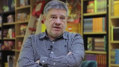 a-ka-ore-me-cinike?-–-bota-serbe-nderon-gjenocidalin-mladic,-luftetaret-e-lirise-e-aleatet-e-nato’se-po-kriminalizohen