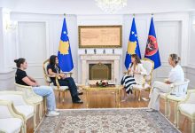 haxhiu-dekoron-me-medaljen-presidenciale-te-meritave-boksieren-donjeta-sadiku
