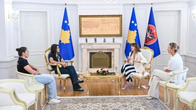haxhiu-dekoron-me-medaljen-presidenciale-te-meritave-boksieren-donjeta-sadiku