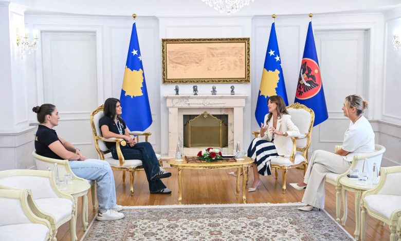 haxhiu-dekoron-me-medaljen-presidenciale-te-meritave-boksieren-donjeta-sadiku