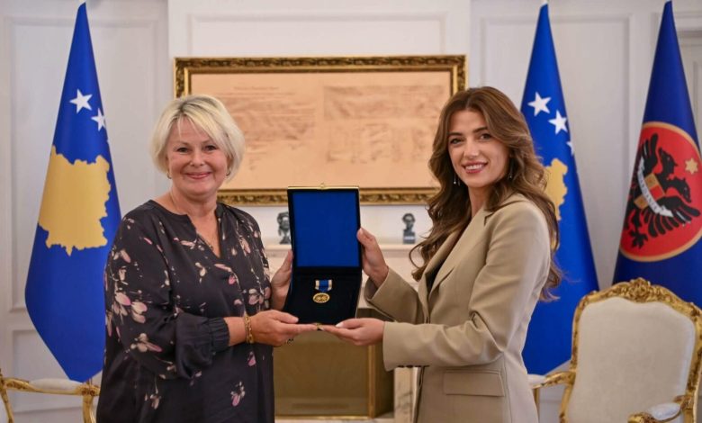 haxhiu-dekoroi-komitetin-norvegjez-te-helsinkit-me-medaljen-presidenciale-te-meritave