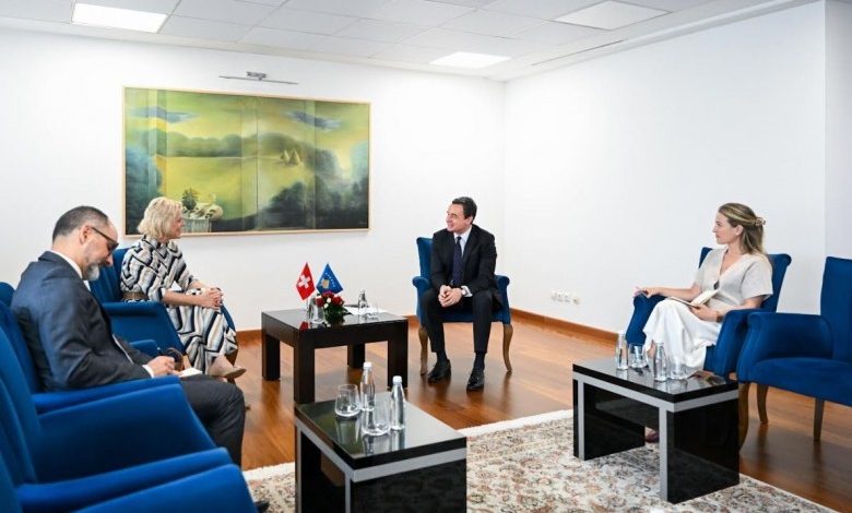 kurti-takon-ambasadoren-e-re-te-zvicres,-cattin-hennin