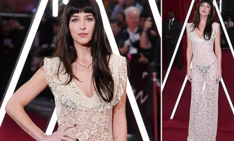 dakota-johnson-mahnit-me-fustanin-e-saj-transparent-ne-premieren-e-‘verity’
