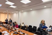 perplasje-mes-deputeteve-ne-komisionin-per-buxhet,-deputet-e-pdk-se-dhe-aleances-leshojne-mbledhjen