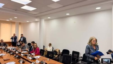 perplasje-mes-deputeteve-ne-komisionin-per-buxhet,-deputet-e-pdk-se-dhe-aleances-leshojne-mbledhjen
