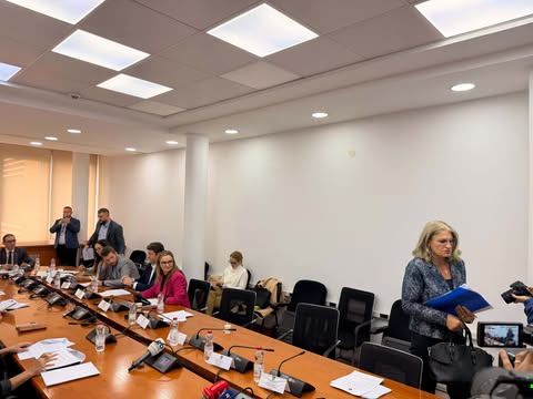 perplasje-mes-deputeteve-ne-komisionin-per-buxhet,-deputet-e-pdk-se-dhe-aleances-leshojne-mbledhjen