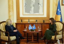 albulena-haxhiu-pret-ne-takim-lamtumires-shefen-e-zyres-nderlidhese-te-greqise-ne-kosove