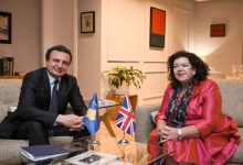 kurti-e-pierce-diskutojne-per-thellimin-e-bashkepunimit-kosove-britani