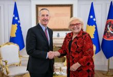 shiroka-pula-diskuton-me-edward-josephin-per-zhvillimet-ne-kosove-dhe-rajon