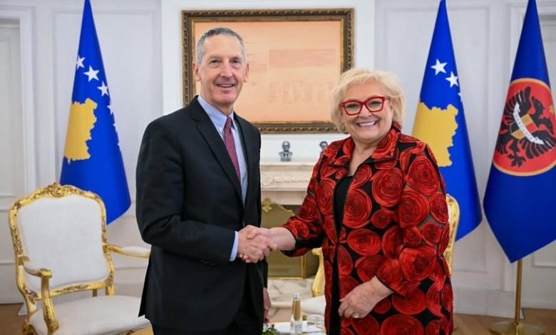 shiroka-pula-diskuton-me-edward-josephin-per-zhvillimet-ne-kosove-dhe-rajon