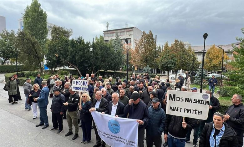 “mos-na-shkelni”,-punetoret-teknike-te-sektorit-privat-protestojne-per-paga