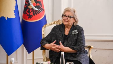 presidentja-shiroka-pula-pranon-letra-urimi-nga-mbreti-i-suedise-dhe-presidentet-e-hungarise-dhe-letonise