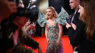florence-pugh-magjeps-me-fustanin-e-saj-transparent-ne-londer,-ndersa-zerat-per-fejesen-me-finn-cole-intensifikohen