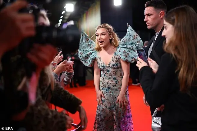 florence-pugh-magjeps-me-fustanin-e-saj-transparent-ne-londer,-ndersa-zerat-per-fejesen-me-finn-cole-intensifikohen