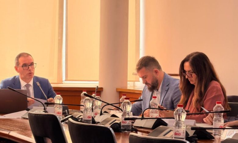 komisioni-per-buxhet-miraton-projektligjin-per-plotesim-ndryshimin-e-ligjit-mbi-ndarjet-buxhetore-per-vitin-2026
